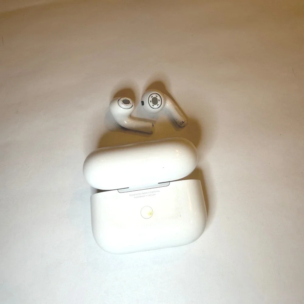 Apple AirPods Pro 1st Gen Wireless Earbuds & MagSafe Charging Case A2190 White